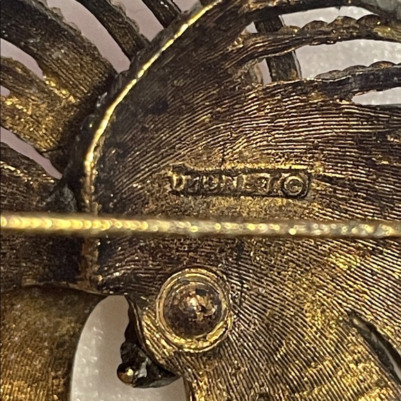 Vintage Monet Signed 1960s Cordelia Gold Tone Swirl Rope-Textured Brooch - Picture 3 of 5